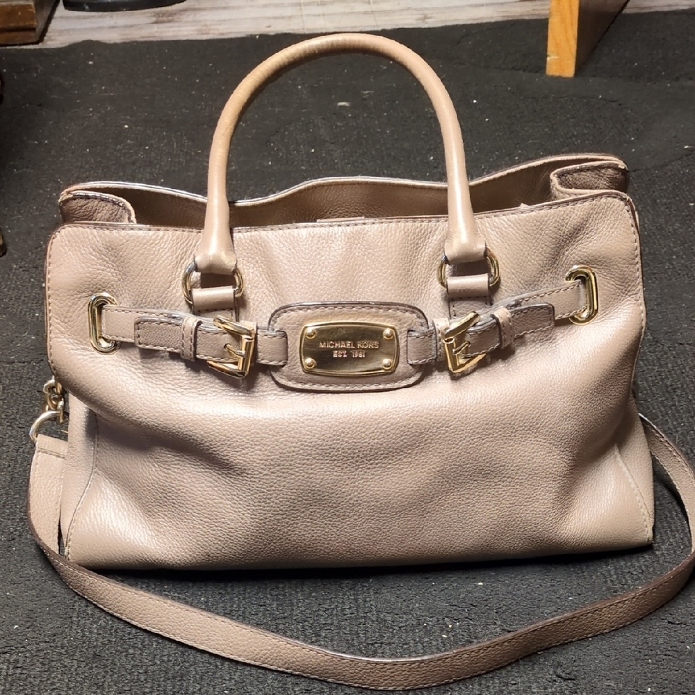 Michael Kors Tan Satchel with Structured Design and Versatile Straps